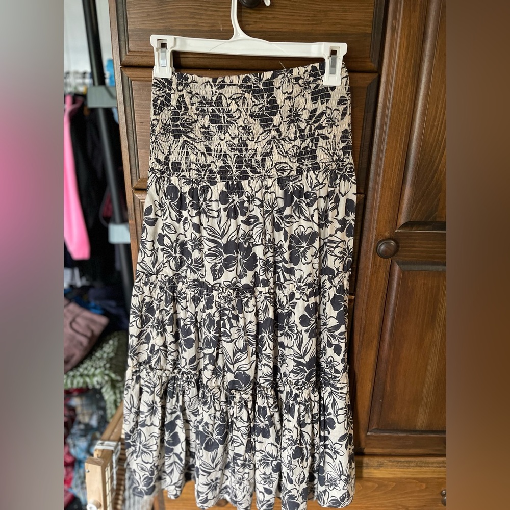 American Eagle Outfitters Black and Cream Floral A-Line Skirt